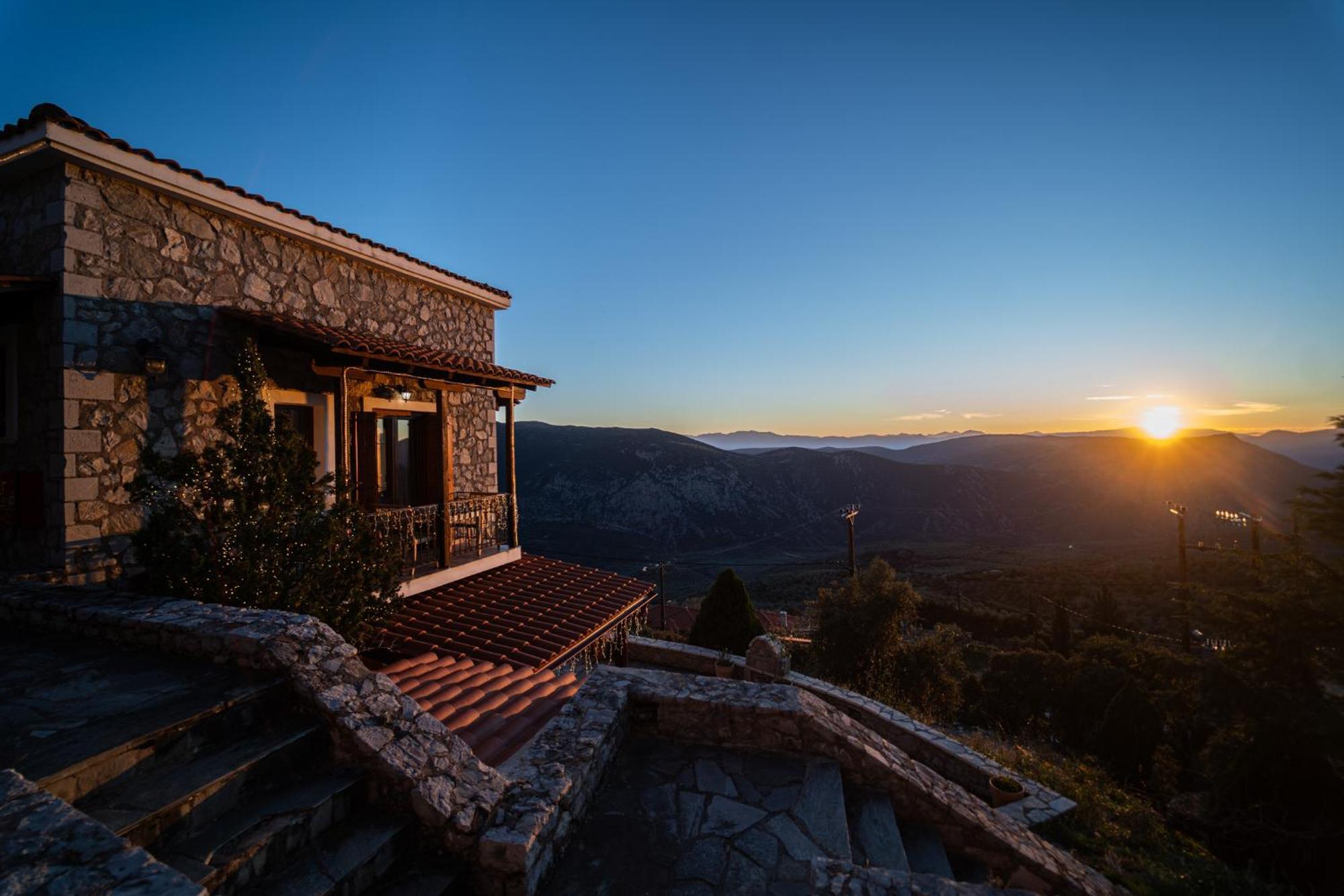 Rock Dandy Deluxe Chalet In Arachova - Delphi, Sauna, Prv Parking, Amazing View المظهر الخارجي الصورة